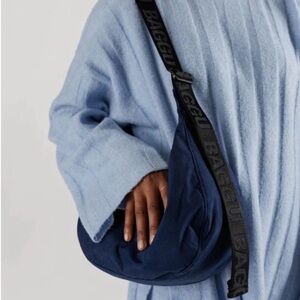 🌟NWT Navy Baggu medium crescent